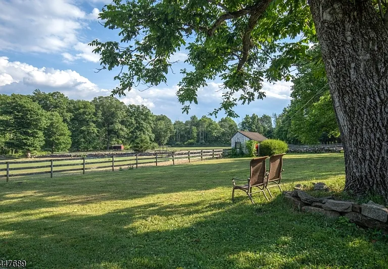 17 Hollow Brook Rd — Photo 3