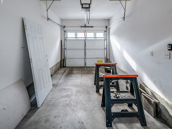 4th image of 689 32nd St Unit 1