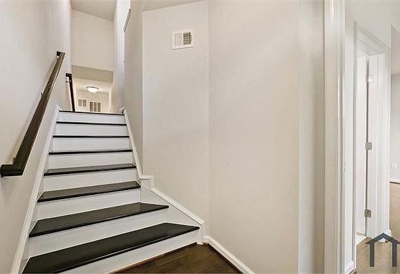 3rd image of 22117 Broadway Ave