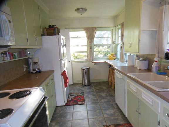 3rd image of 885 Thompson Ave NE