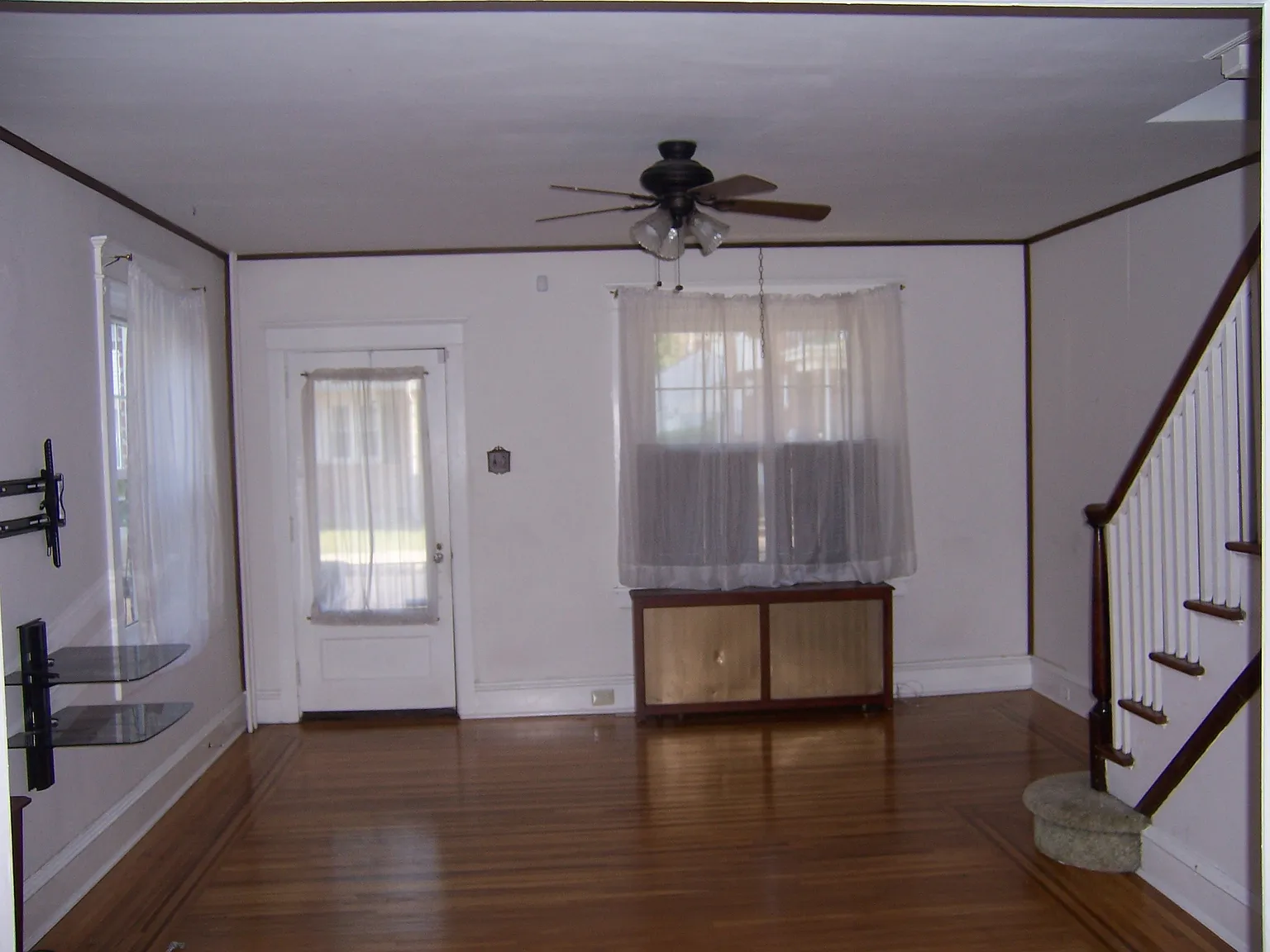 1228 Queen St photo 1