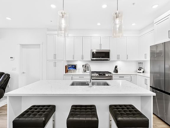 4th image of 22633 Selkirk Ave #201