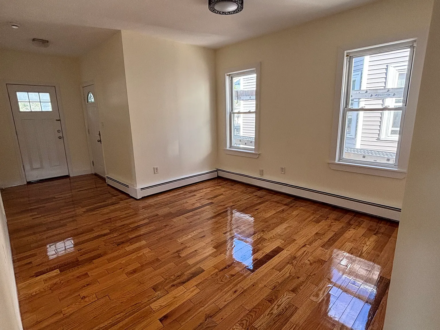 3 bed, 1100 sqft, $3,200 — Photo 2