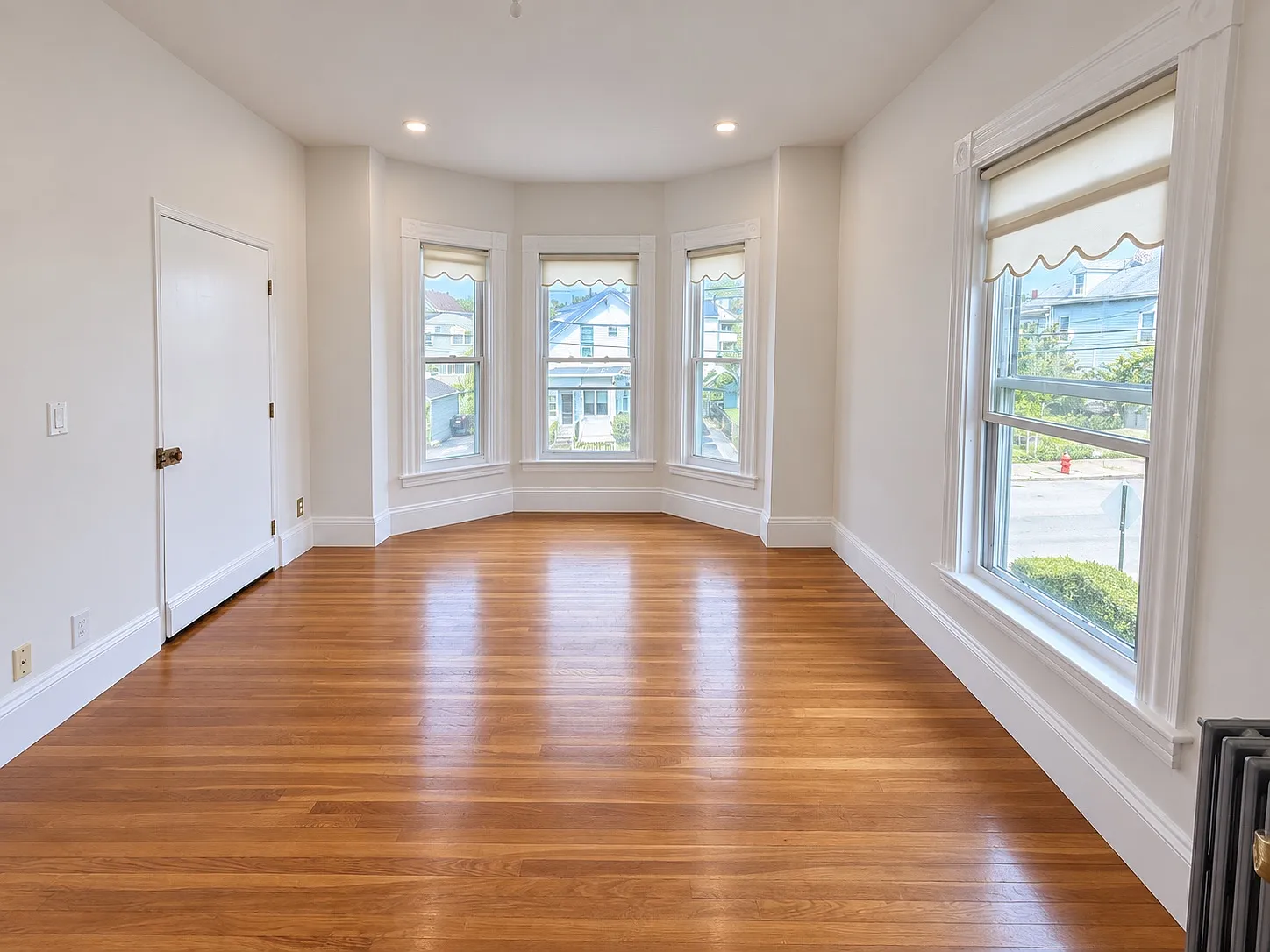 3 bed, 1200 sqft, $3,300 — Photo 2