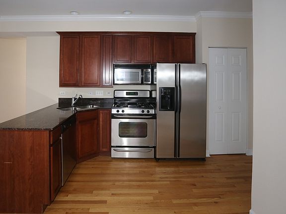 2nd image of 3252 N Clifton Ave APT 2W