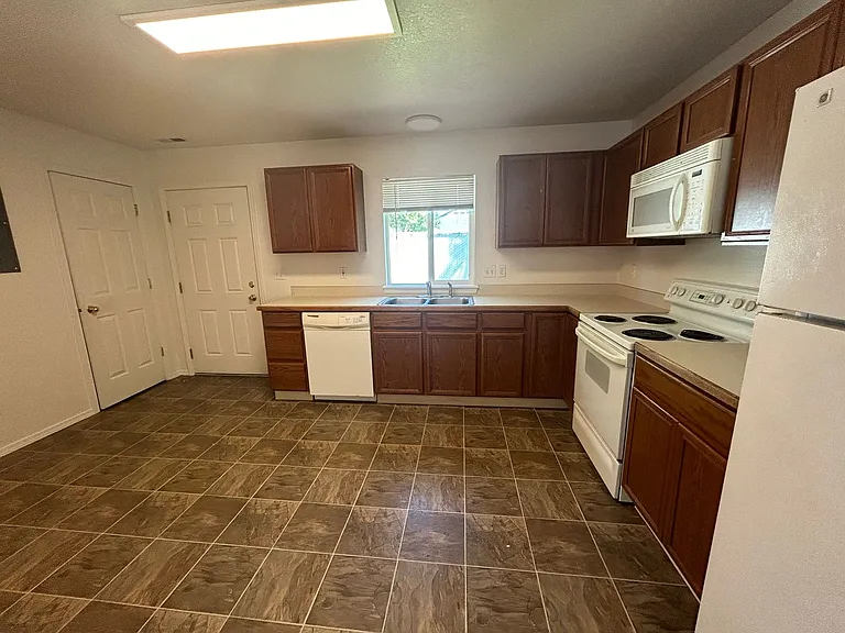 128 Hunter Court - 4 Units — Photo 18