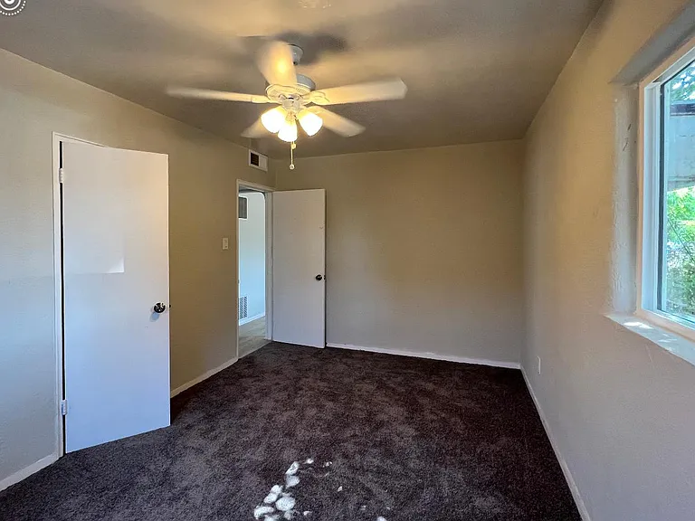 433 General Somervell St NE — Photo 8