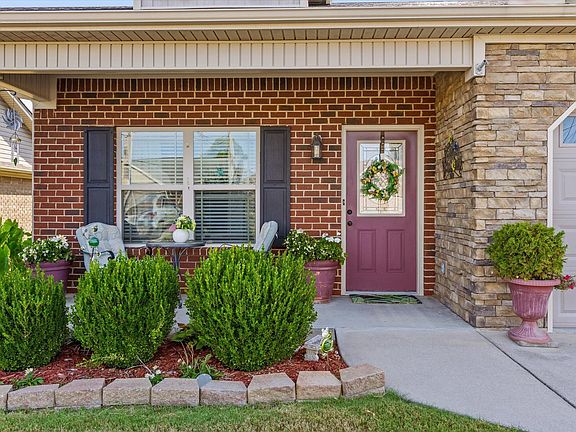 4th image of 915 Colony Cir
