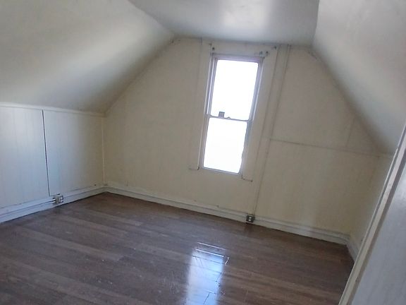 3rd image of 725 E Columbia St