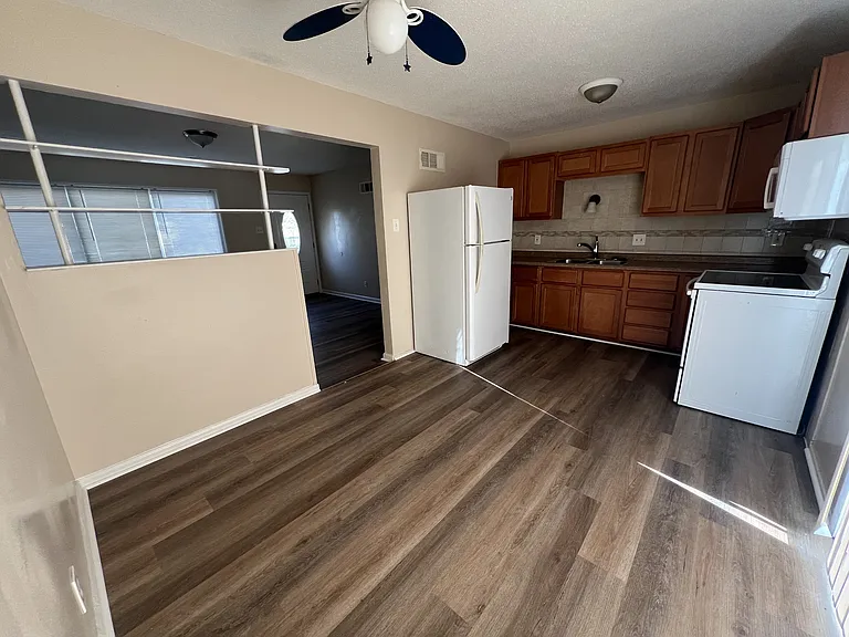 299 Dashwood Dr — Photo 3