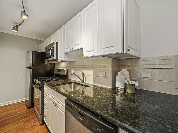 2nd image of 435 W Oakdale Ave APT 2C