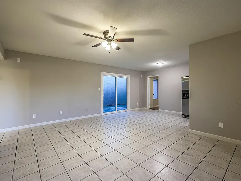 2611 E Maryland Dr — Photo 15