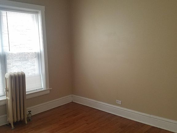 3rd image of 5698 N Kenmore Ave #1