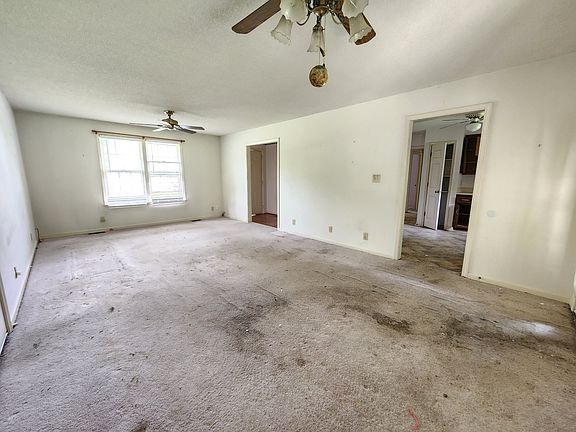 3rd image of 1837 Bourne Cir