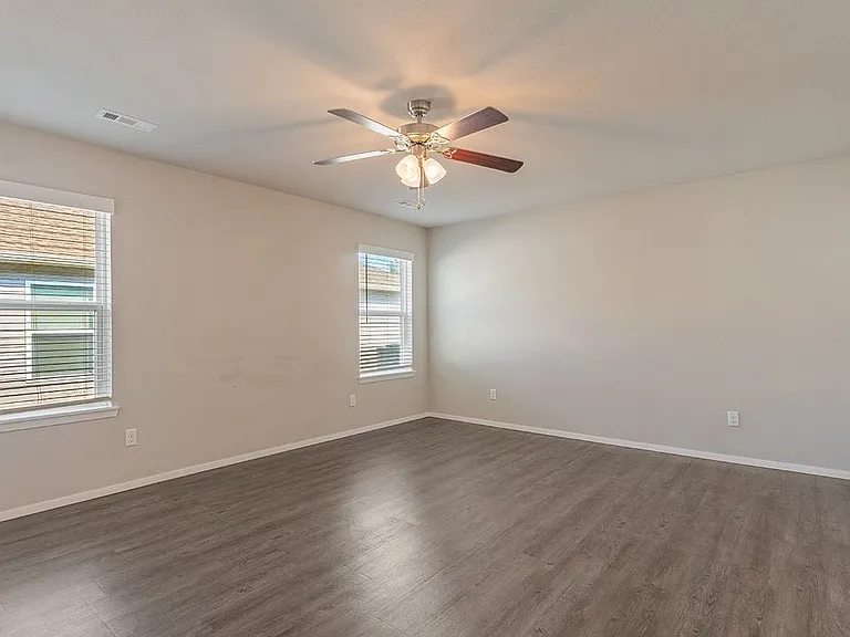 992 E Starling St — Photo 11