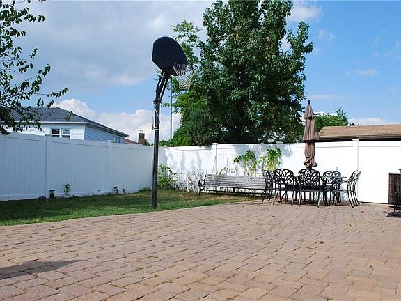 4th image of 228 Kelly Blvd