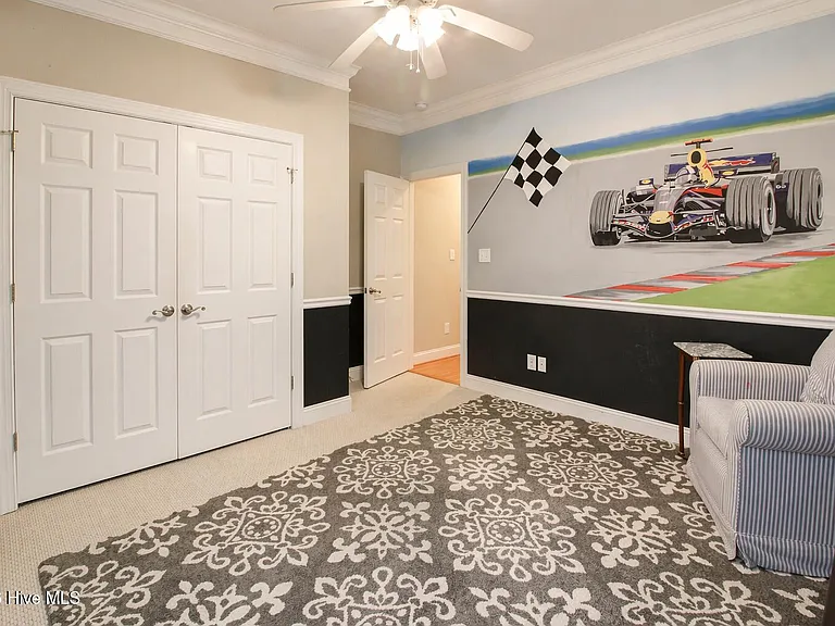 305 Holly Ln — Photo 35