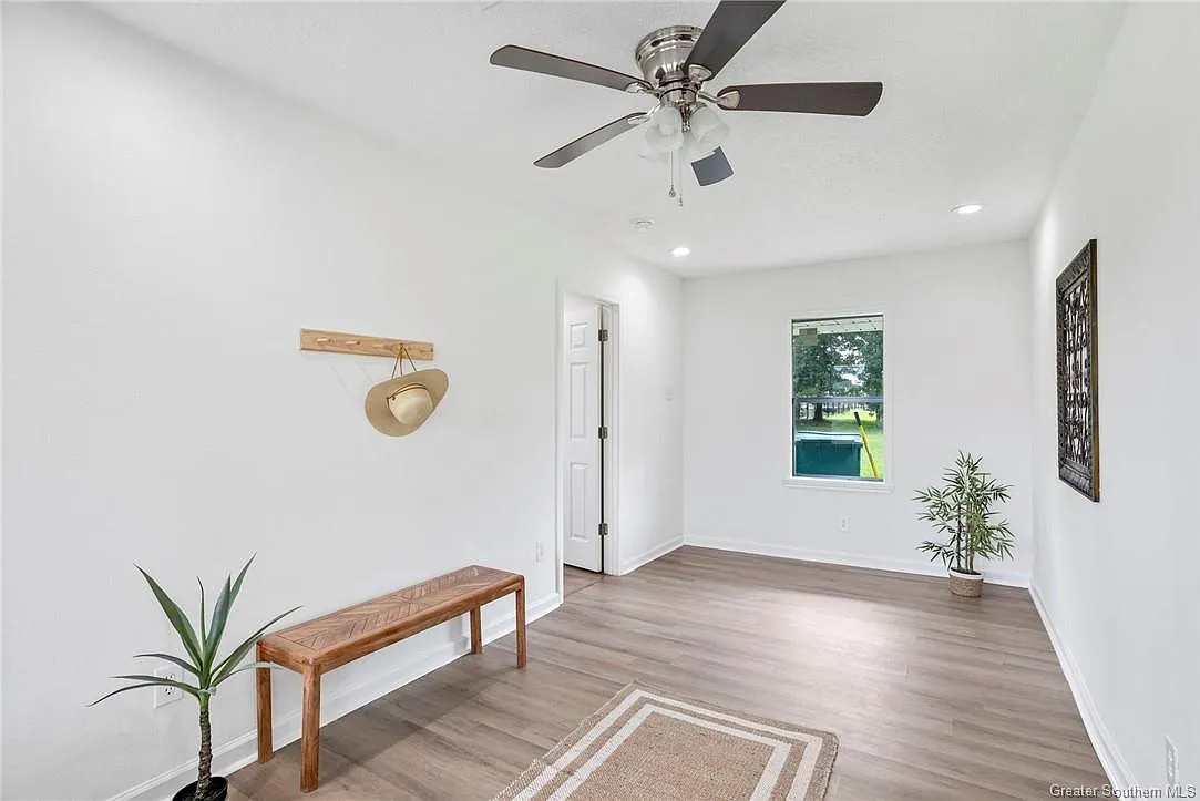 4 bed, 2.0 bath, 1717 sqft, $2,000 — Photo 2