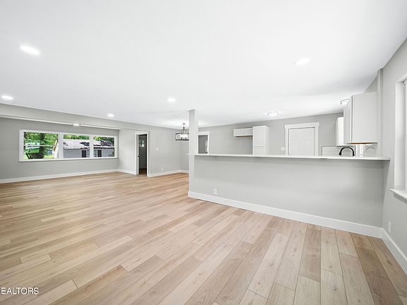 4th image of 327 Greenwood Ave