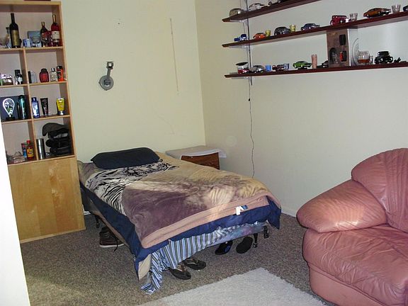 3rd image of 261 Linden Ave