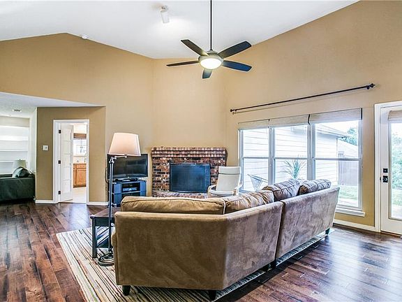 4th image of 1401 Chicota Dr