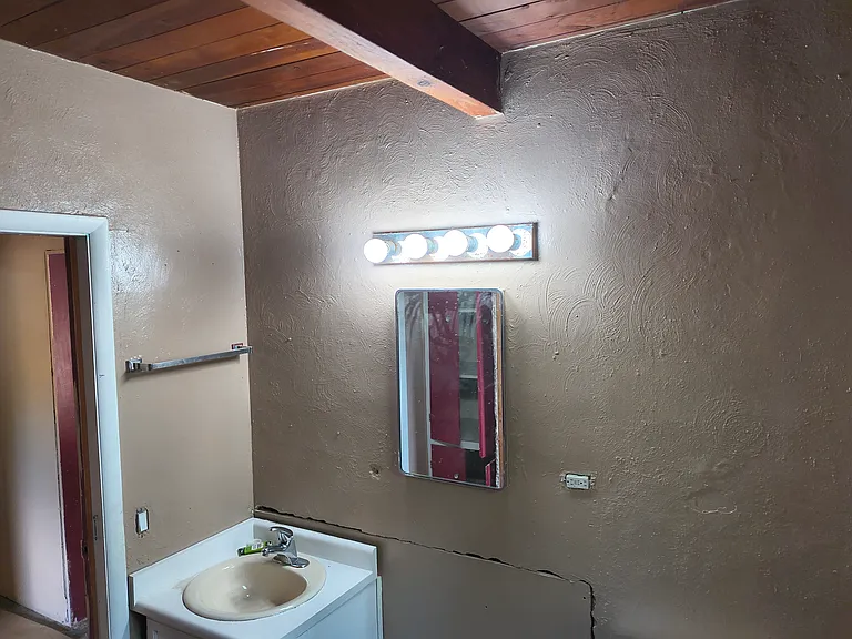 302 Hinde Pl — Photo 22