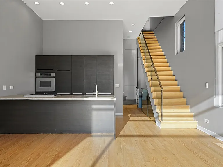 1541 N Bosworth St #4 — Photo 2