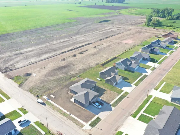 517 Fairway Dr, Colman, SD 57017