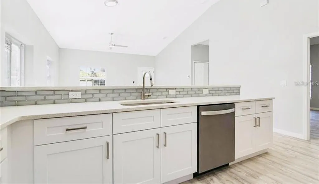 3 bed, 2.0 bath, 1394 sqft, $2,700 — Photo 3