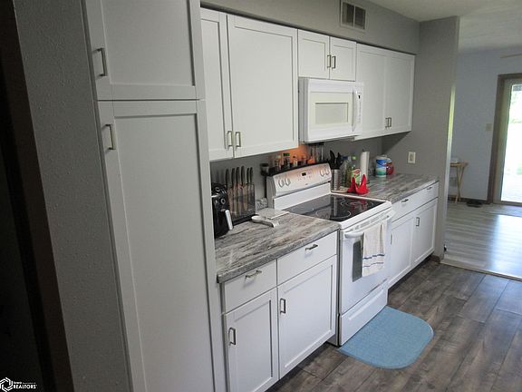 4th image of 14 Greenbrier Ct