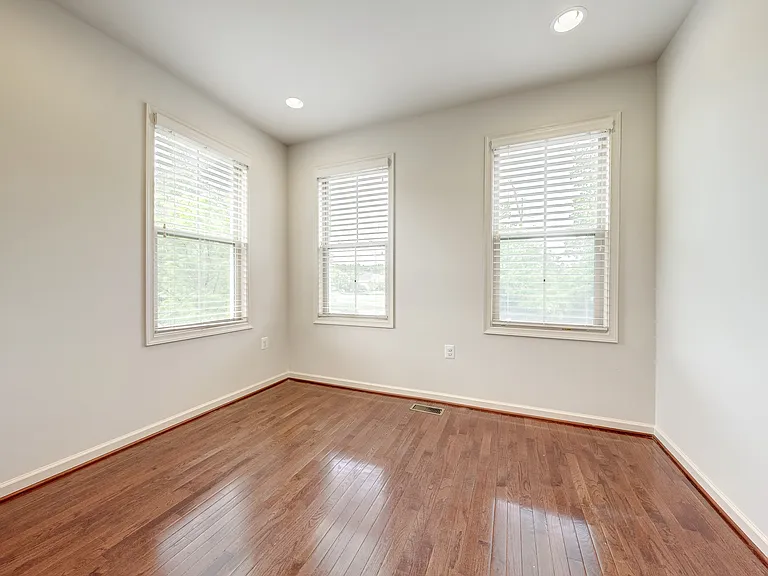 42230 Castle Ridge Sq — Photo 10