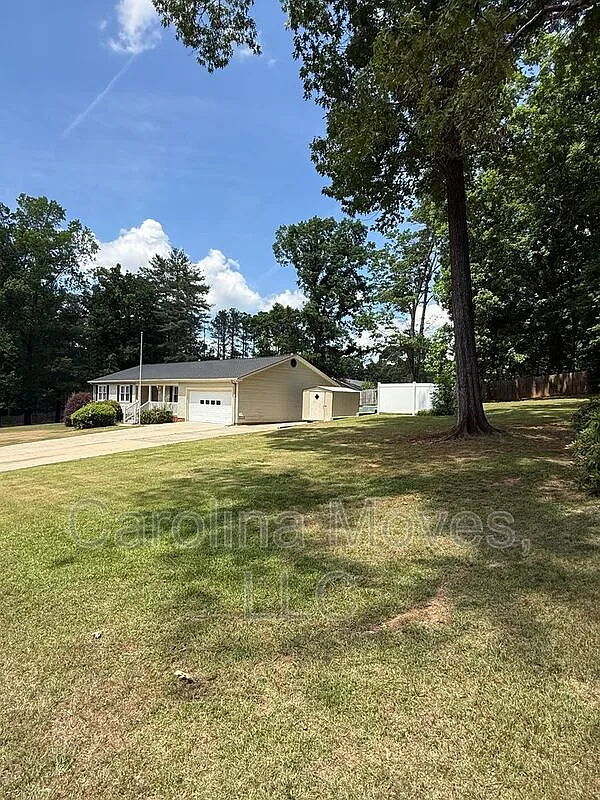 3 bed, 2.0 bath, 1575 sqft, $1,949 — Photo 2