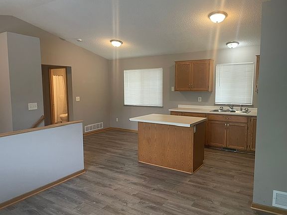 4th image of 202 17th Ave N