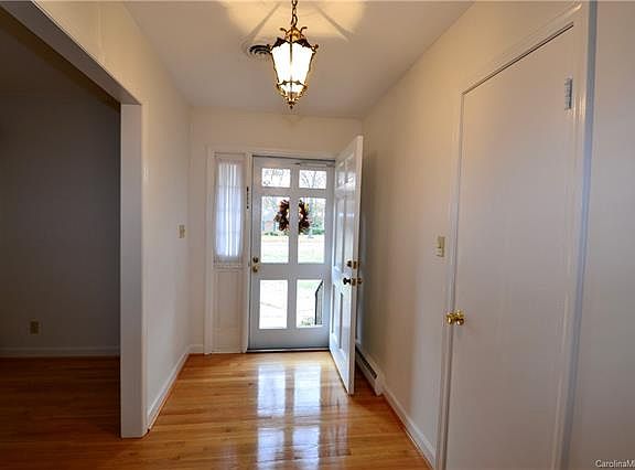 3rd image of 403 White Oaks Dr
