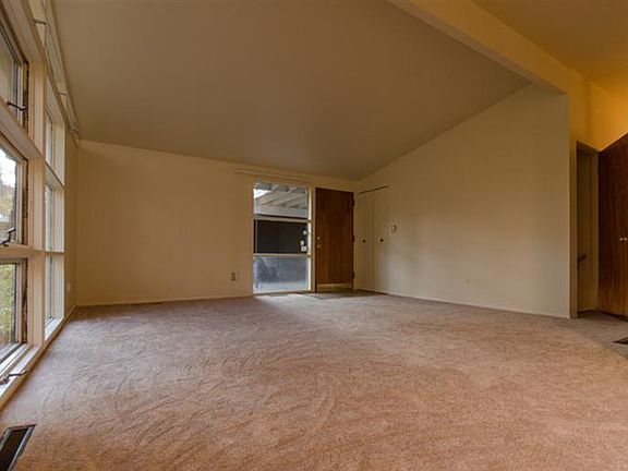 5th image of 2339 S Circle Dr
