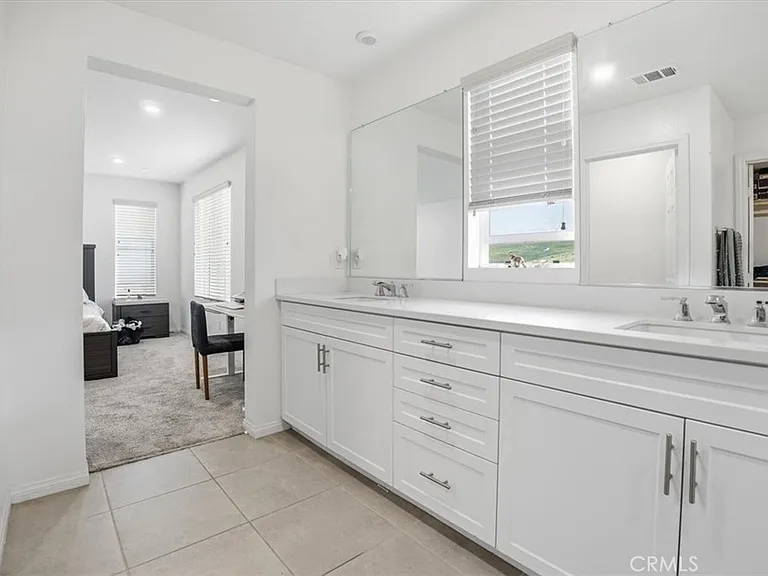 556 Enzo St — Photo 25