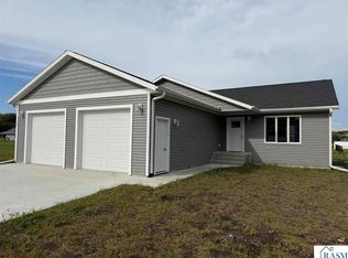 14 Village Ln, New Ulm, MN 56073