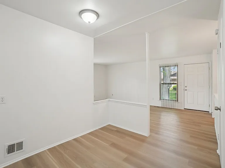 Taylor Gardens Apartments — Photo 7