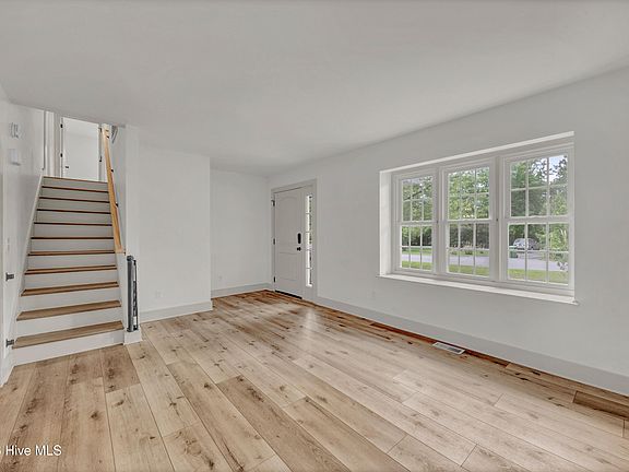 4th image of 308 Hampton Road N