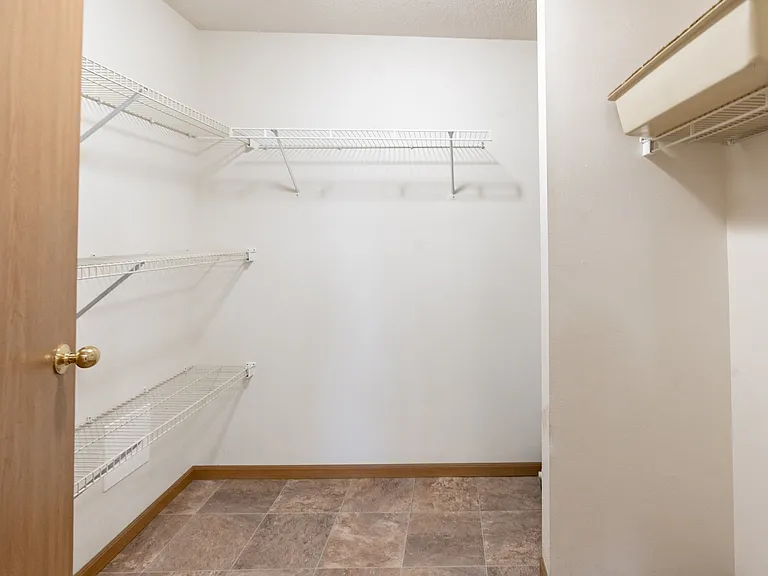 Fargo, ND Oxford Apartments | 21B | Closet
