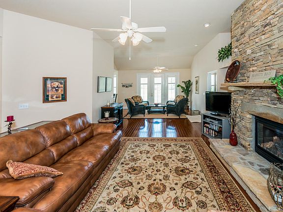 4th image of 215 White Hawk Dr