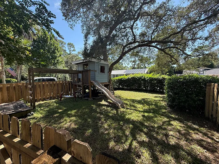 905 Poinciana Dr — Photo 40