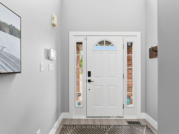 3rd image of 897 Bradshaw Cres N