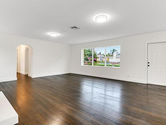 4th image of 5311 Spruce Ave