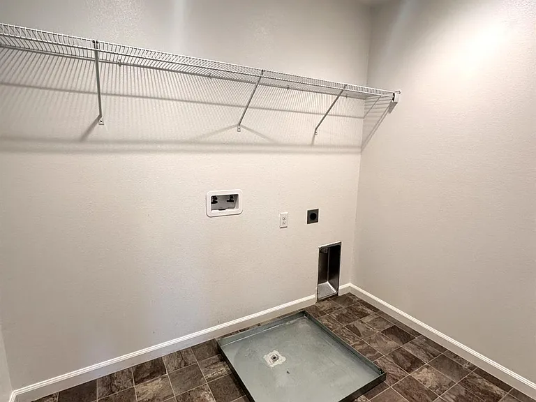 2893 N Schneider Ave — Photo 9