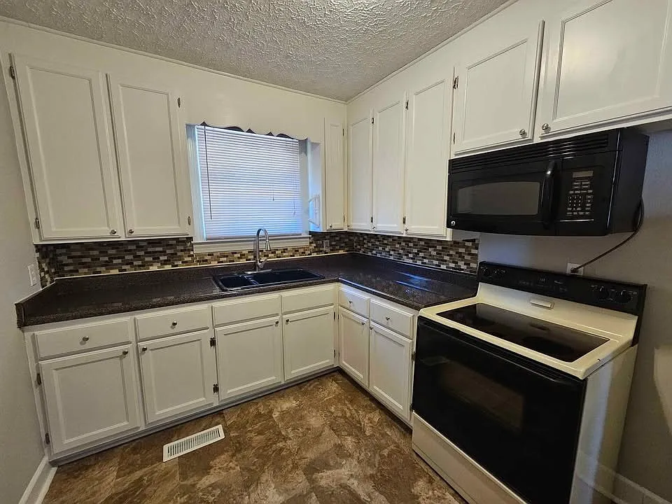3 bed, 1161 sqft, $1,150 — Photo 2