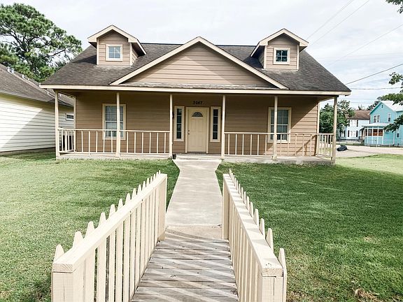 Front view with cute bridge to the mailbox