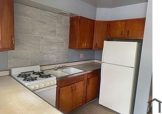 2nd image of 3633 E 9th Ave