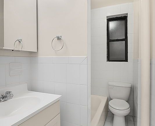 5th image of 225 E 79th St APT 3C