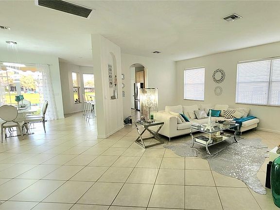 4th image of 1807 SW Jamesport Drive